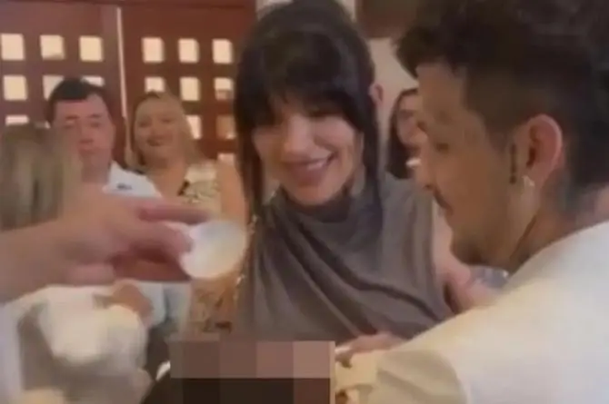 ¡Tracaaaa! Revelan fotos de Christian Nodal y Cazzu en un bautizo 